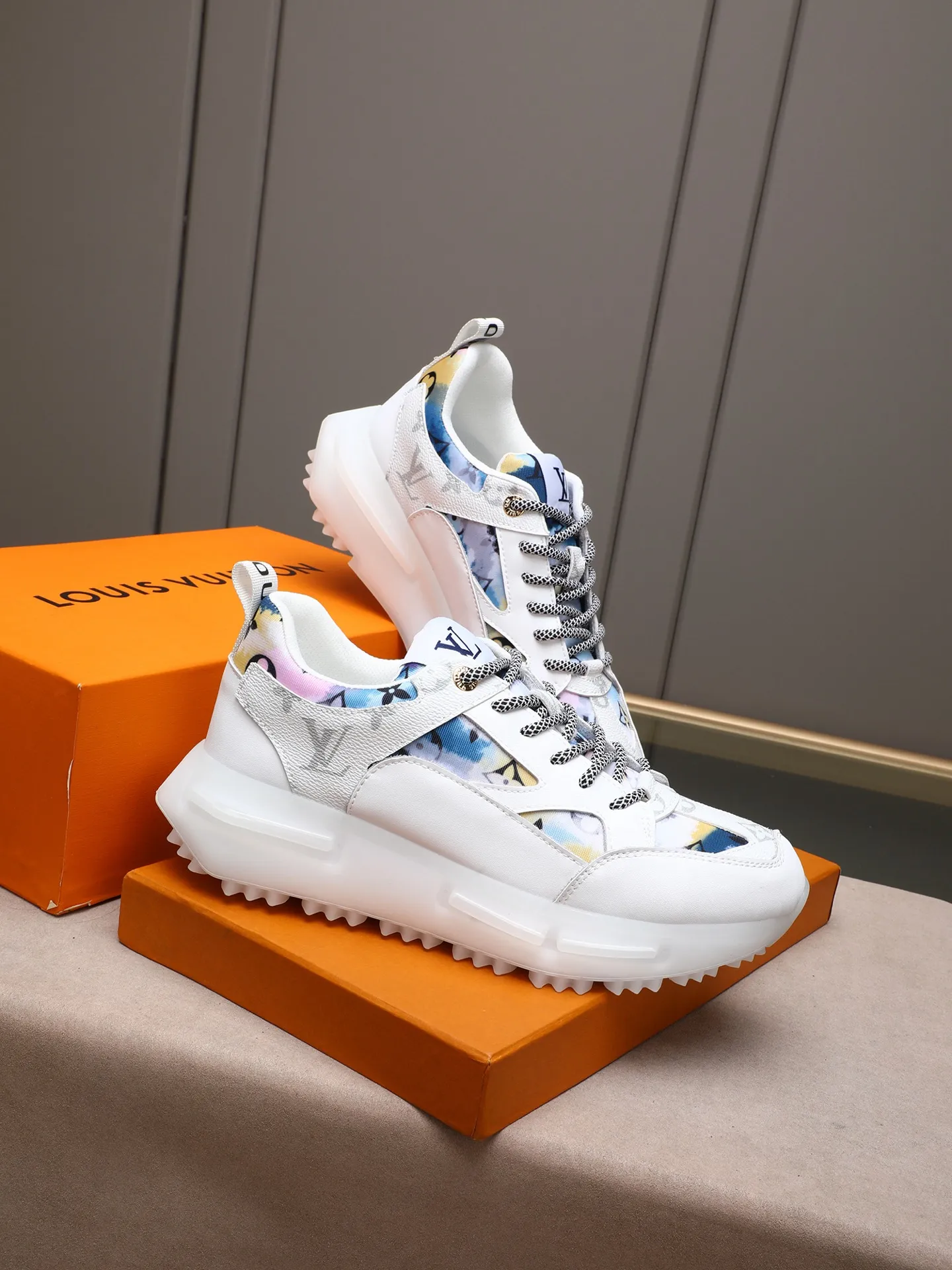 Men's shoes 💰460 [LV] Made of imported L special fabric spliced ​​with cowhide and comfortable mesh lining. Privately molded foam TPU outsole, super light and comfortable on the feet! Perfect last shape, generous and fashionable design, 4 colors available! Code number: 38–44 (45 customized